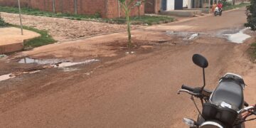 Moradores plantam pé de bananeira no asfalto para sinalizar buraqueira em José de Freitas