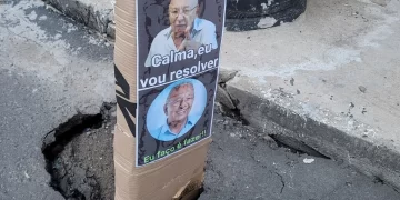 Fotos de Dr. Pessoa são colocadas em buraco para que ele resolva o problema