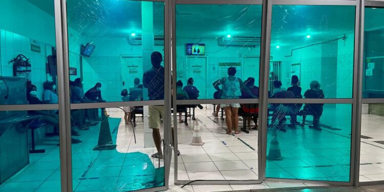 Carro desgovernado invade UPA do Renascença e deixa uma pessoa ferida em Teresina