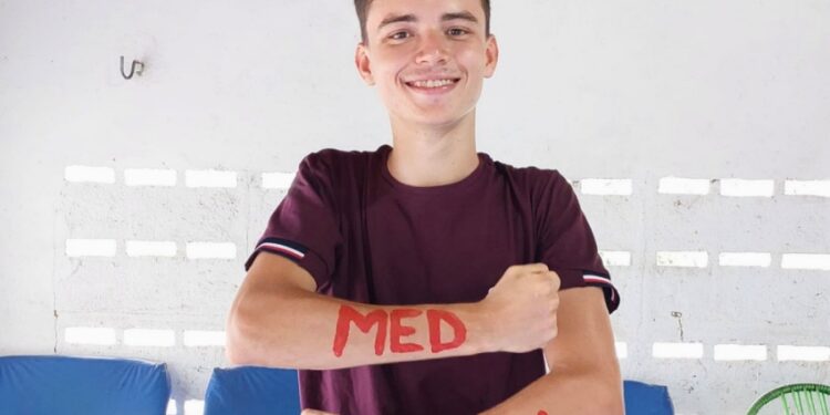 Jovem de 19 anos é aprovado em medicina na UFPI estudando em casa