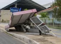 Caminhão derruba parada de ônibus em Teresina e estudantes ficam feridas