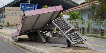 Caminhão derruba parada de ônibus em Teresina e estudantes ficam feridas