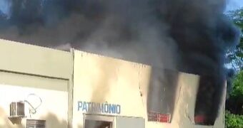 Incêndio de grandes proporções atinge depósito no campus da UESPI em Teresina
