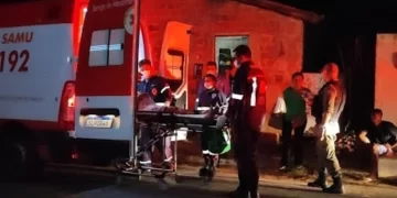 Idosa é socorrida após ser alvejada por criminosos na porta de casa em Parnaíba