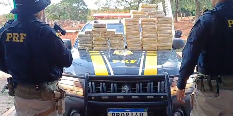 PRF encontra 57kg de drogas dentro de carro no Estado do Piauí