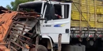 Caminhão colide contra residência e deixa um morto no norte do Piauí