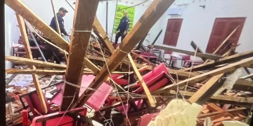Telhado de sala de aula desaba e deixa alunos feridos em escola de Luzilândia