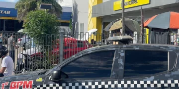 Assaltantes trocam tiros com segurança e roubam cerca de R$ 40 mil em banco de Teresina