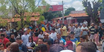 Com Centro Operário lotado e apoiadores do lado de fora, Dr. Dinan é lançado pré-candidato