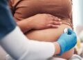 França se torna o primeiro país a garantir o direito ao aborto na Constituição