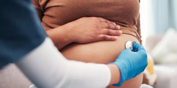 França se torna o primeiro país a garantir o direito ao aborto na Constituição