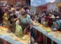 Moradores disputam pedaço de bolo durante aniversário de Luzilândia