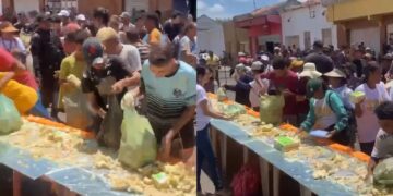 Moradores disputam pedaço de bolo durante aniversário de Luzilândia