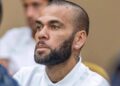 Daniel Alves pede ajuda a pai de Neymar para pagar fiança e ser solto