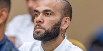 Daniel Alves pede ajuda a pai de Neymar para pagar fiança e ser solto
