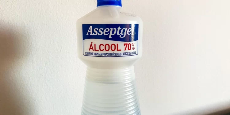 Anvisa proíbe novamente a venda de álcool 70% em mercados e farmácias
