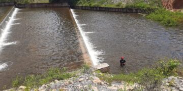 Barragem do Bezerro em José de Freitas deslumbra visitantes com seu transbordamento