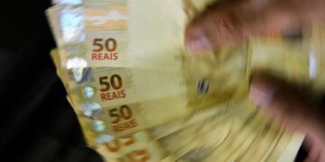Governo propõe salário mínimo de R$ 1.502 em 2025