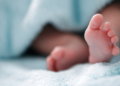 Bebê sufoca com o próprio vômito e mãe é presa por maus tratos