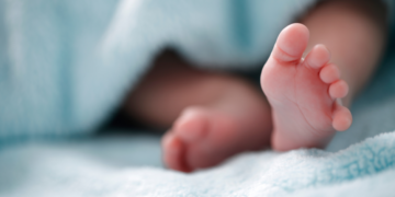 Bebê sufoca com o próprio vômito e mãe é presa por maus tratos