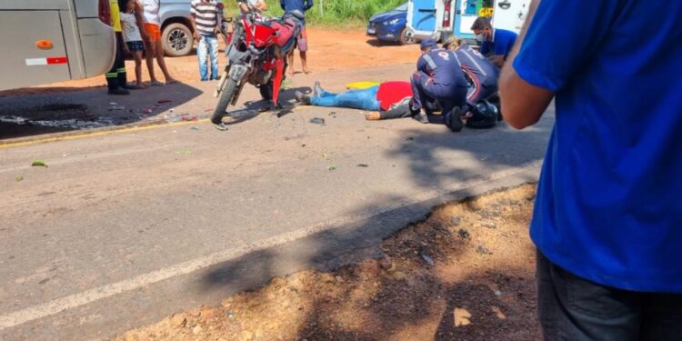 Representante comercial morre após colidir moto em ônibus no Piauí