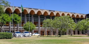 Alepi aprova lei que exige assinatura física de idosos em empréstimos