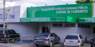 Homem é preso após tentar matar ex-companheira dentro de ônibus em Teresina