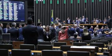 Câmara aprova urgência de projeto que equipara aborto a homicídio