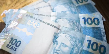 Senado aprova bolsa de R$ 700 para estudantes universitários