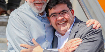 Lula desembarca em Teresina e é recebido pelo governador Rafael Fonteles