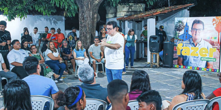Bate-papo com Dinan é marcado por grande presença da juventude