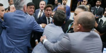 Nikolas Ferreira e Janones batem boca na Câmara: “Pode vir, bate, bate”