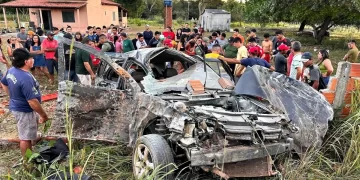 Cinco pessoas, incluindo criança, ficam feridas após carro bater em muro em Cocal