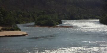 Jovem desaparece ao tentar atravessar o rio Parnaíba nadando no interior do Piauí