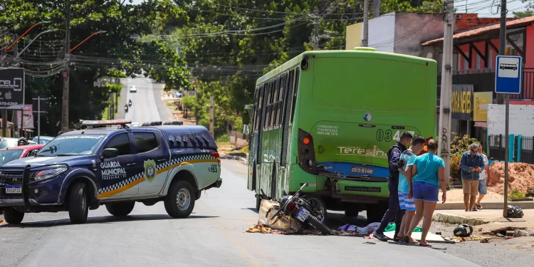 Homem morre após colidir moto contra ônibus em Teresina