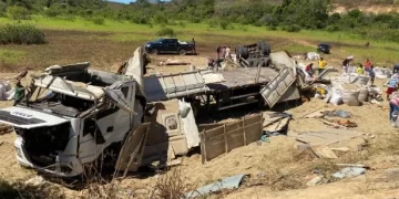 Carreta tomba e homem morre esmagado na BR-135 no interior do Piauí