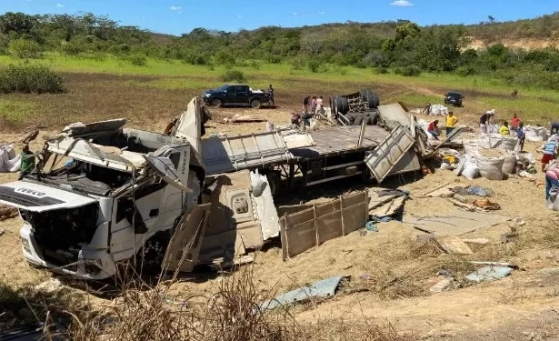 Carreta tomba e homem morre esmagado na BR-135 no interior do Piauí