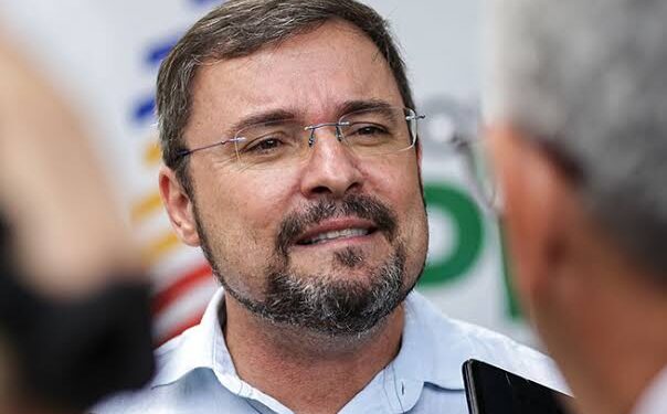 Fábio Novo abre quase 6% de vantagem sobre Sílvio Mendes em nova pesquisa eleitoral