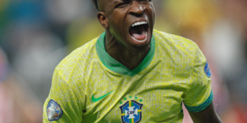 Conmebol admite erro em pênalti não marcado sobre Vinicius Júnior