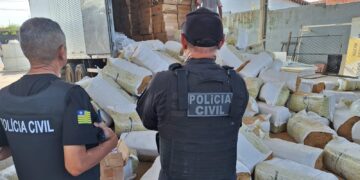 Polícia apreende caminhão com carga de cigarros irregular em Teresina