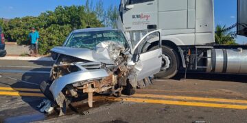 Três pessoas ficam gravemente feridas após colisão entre carro e caminhão no Piauí