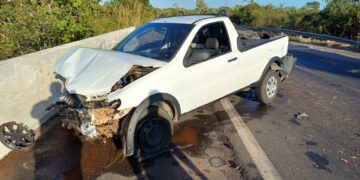 Carro se choca em ponte ao desviar de caminhão na Curva da Raposa, em Campo Maior