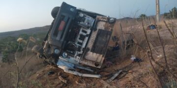 Passageiro morre após caminhão sair da pista e tombar no Piauí