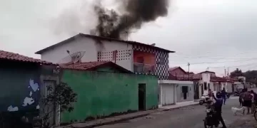 Incêndio atinge casa e cadela é resgatada por bombeiros na zona Norte de Teresina