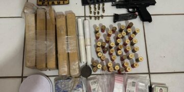 Polícia prende dois homens por tráfico de drogas e porte de arma ilegal, em Altos
