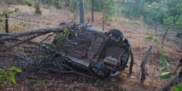 Motorista morre e três ficam feridos após carro sair da pista e bater em árvore no Piauí