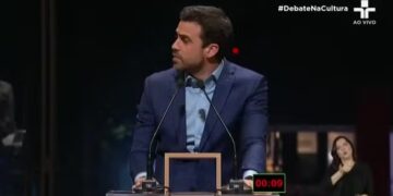 Datena agride Pablo Marçal com cadeirada durante debate ao vivo