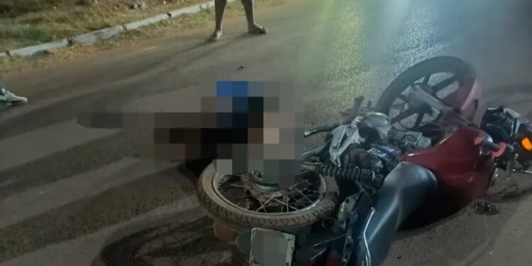 Motociclista morre após bater a cabeça no chão durante manobra em Corrente