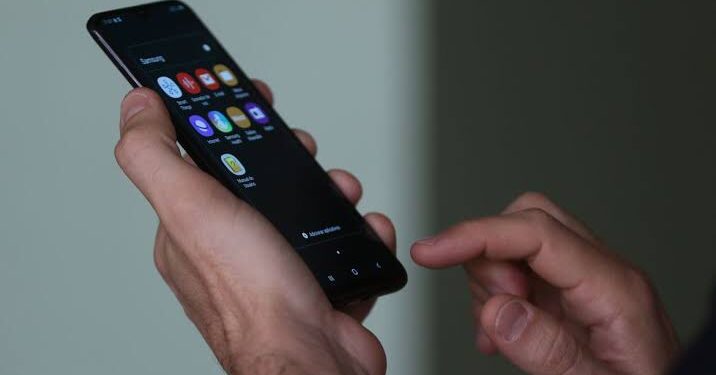 Governo prepara projeto de lei para proibir celulares nas escolas