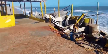Ressaca do mar destrói barracas e afeta praias de Luís Correia